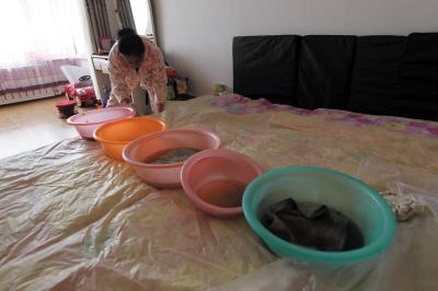 长兴楼上漏水，住户失联，小区没物管，业主维权难！律师来支招……
